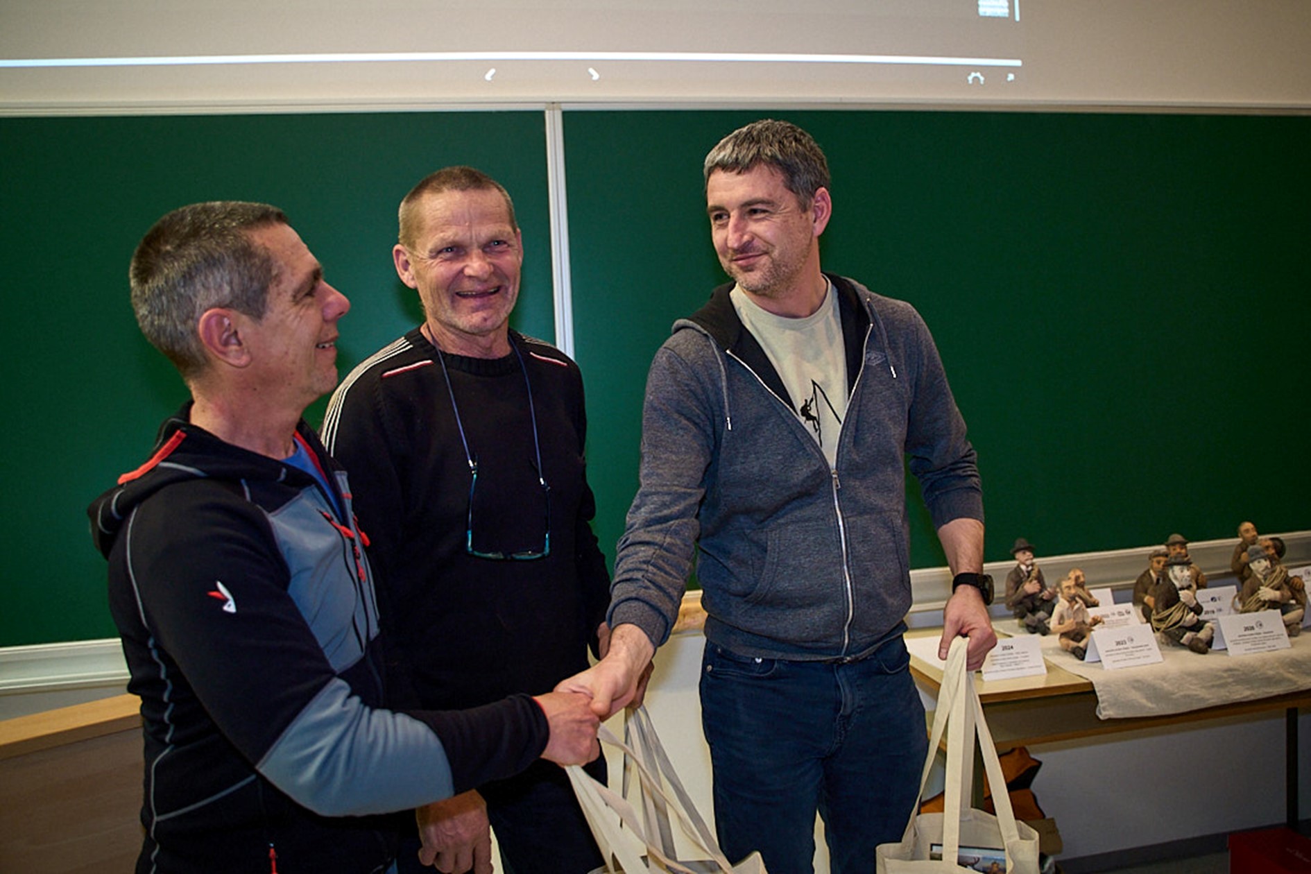 Slika 2: Ostali sodelujoči. V ozadju se vidi razstava kipcev. (foto: Jakob Majdič)